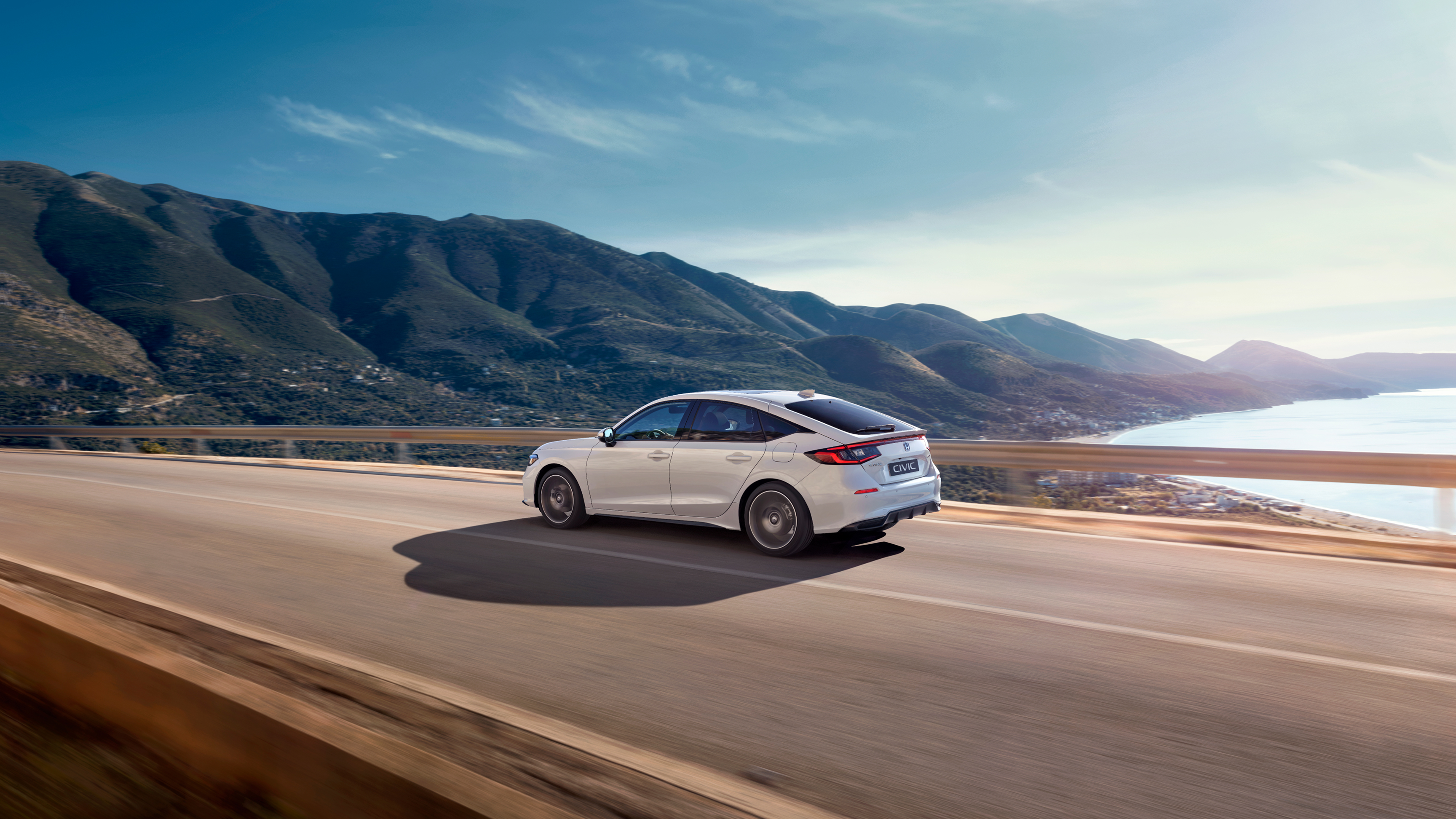 Honda Civic Hybrid roulant sur une autoroute, sur une route panoramique.